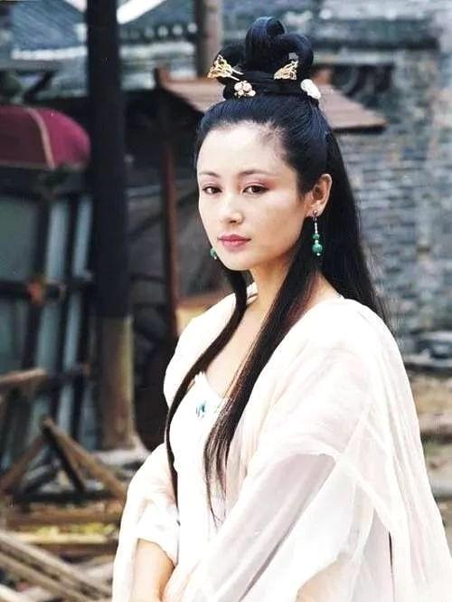 2005年,参演古装爱情电影《无极》,饰演满神。