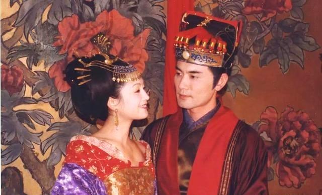 1999年,在古装神话喜剧《春光灿烂猪八戒》中饰演冷艳美人嫦娥。