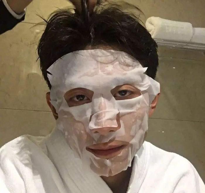 王俊凯敷面膜成瘾,上节目也敷,揭下面膜后,这脸蛋比小姑娘还嫩
