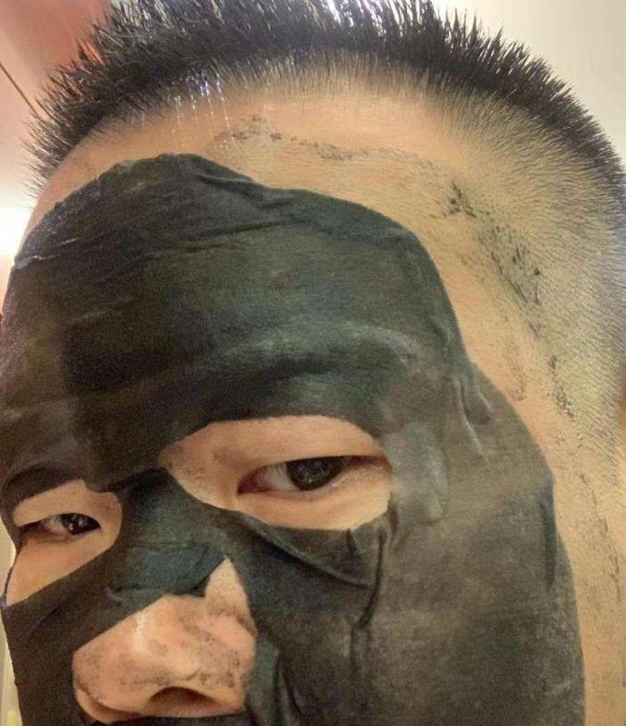 王俊凯敷面膜成瘾,上节目也敷,揭下面膜后,这脸蛋比小姑娘还嫩