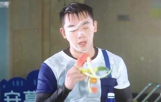 王俊凯敷面膜成瘾,上节目也敷,揭下面膜后,这脸蛋比小姑娘还嫩