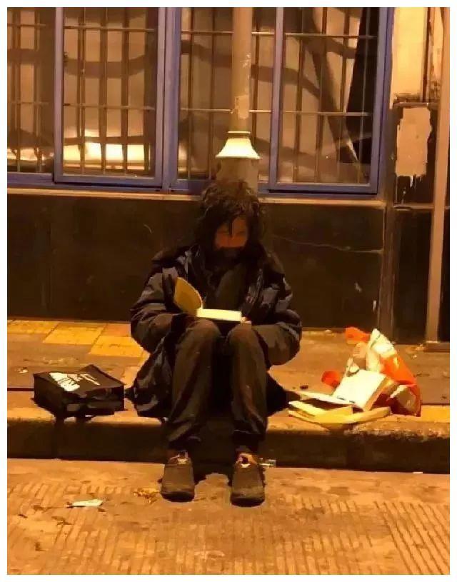 网红“沈大师”终于剃掉长发,换上西装,结束了流浪人生!