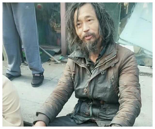 网红“沈大师”终于剃掉长发,换上西装,结束了流浪人生!