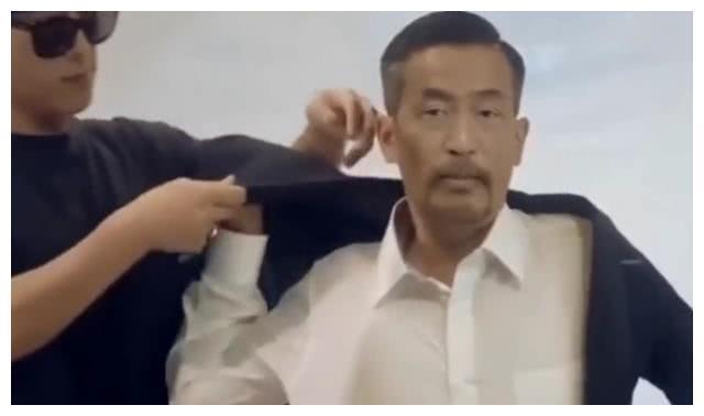 网红“沈大师”终于剃掉长发,换上西装,结束了流浪人生!