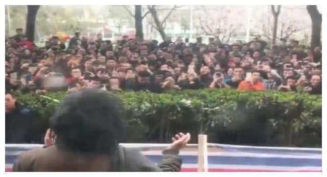 网红“沈大师”终于剃掉长发,换上西装,结束了流浪人生!