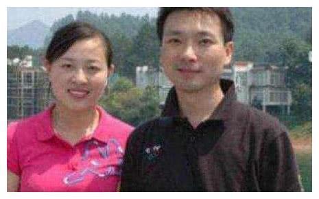 48岁康辉近照,恩爱28年的老婆,原来是我们熟悉的她。