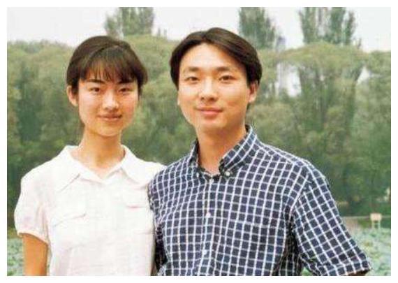 48岁康辉近照,恩爱28年的老婆,原来是我们熟悉的她。