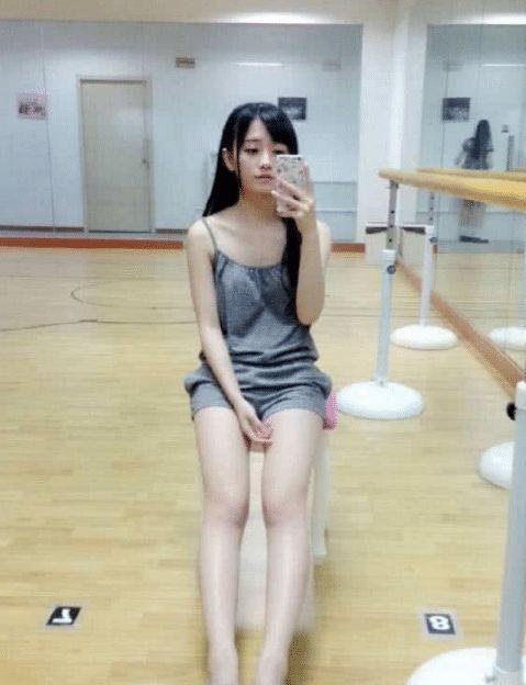 鞠婧祎“初中照”被疯传, 穿舞蹈服秀奶油肌, 看清生图心动