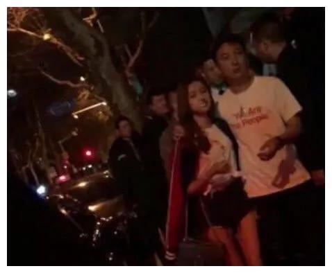 王思聪深夜搂新女友逛街真逍遥,大眼睛大长腿,比豆得儿还漂亮