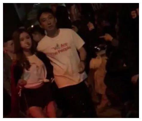 王思聪深夜搂新女友逛街真逍遥,大眼睛大长腿,比豆得儿还漂亮