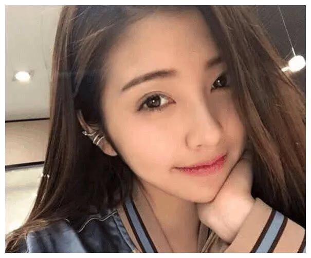 王思聪深夜搂新女友逛街真逍遥,大眼睛大长腿,比豆得儿还漂亮