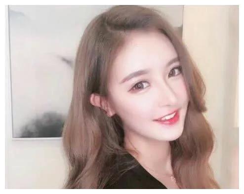 王思聪深夜搂新女友逛街真逍遥,大眼睛大长腿,比豆得儿还漂亮