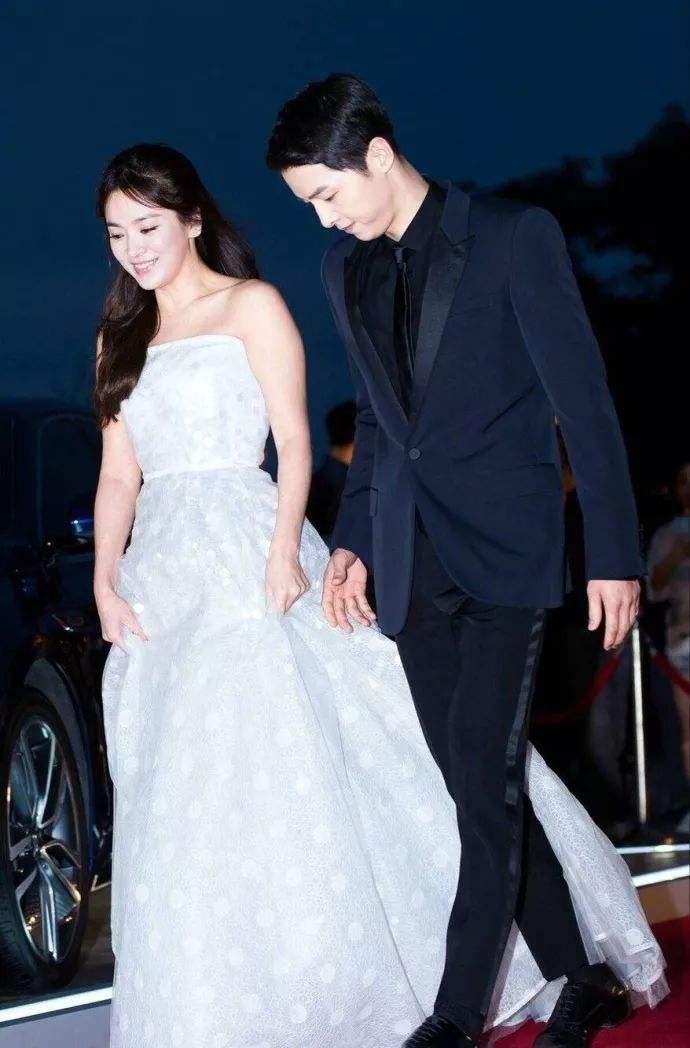 宋仲基出轨造型师?宋慧乔摘婚戒,宋宋婚变后经济公司终做出回应