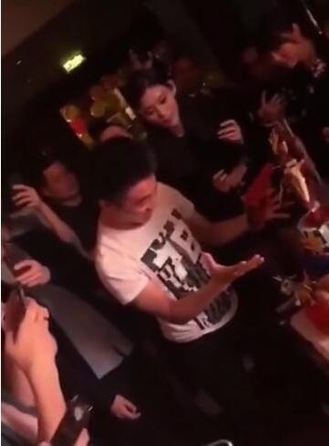 娱乐速读丨佘诗曼遭网红滤镜面目全非,张杰应采儿程莉莎力挺谢娜