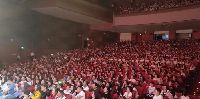 张鹤伦郎鹤炎包头专场演出圆满,郎鹤炎被誉为德云社最和气捧哏
