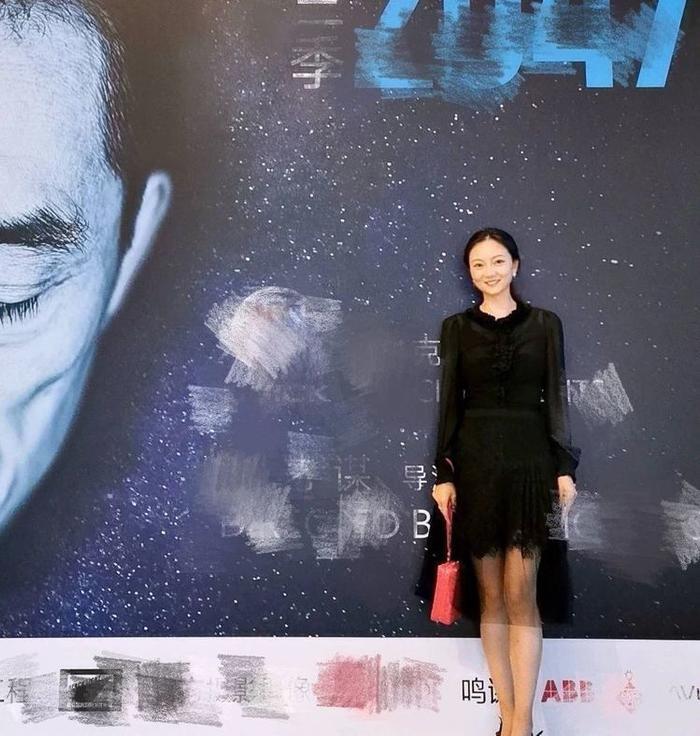 张艺谋一家为女儿庆生,38岁娇妻和13岁女儿像姐妹,两儿子太像爸