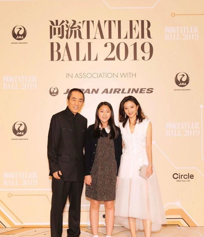 张艺谋一家为女儿庆生,38岁娇妻和13岁女儿像姐妹,两儿子太像爸