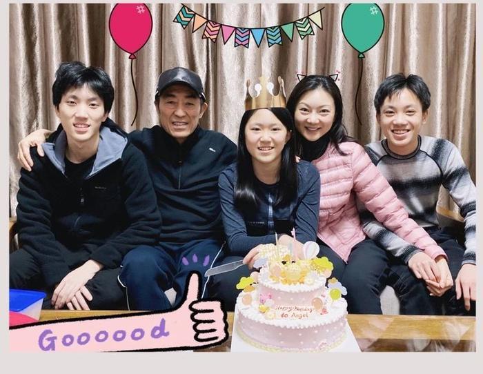 张艺谋一家为女儿庆生,38岁娇妻和13岁女儿像姐妹,两儿子太像爸