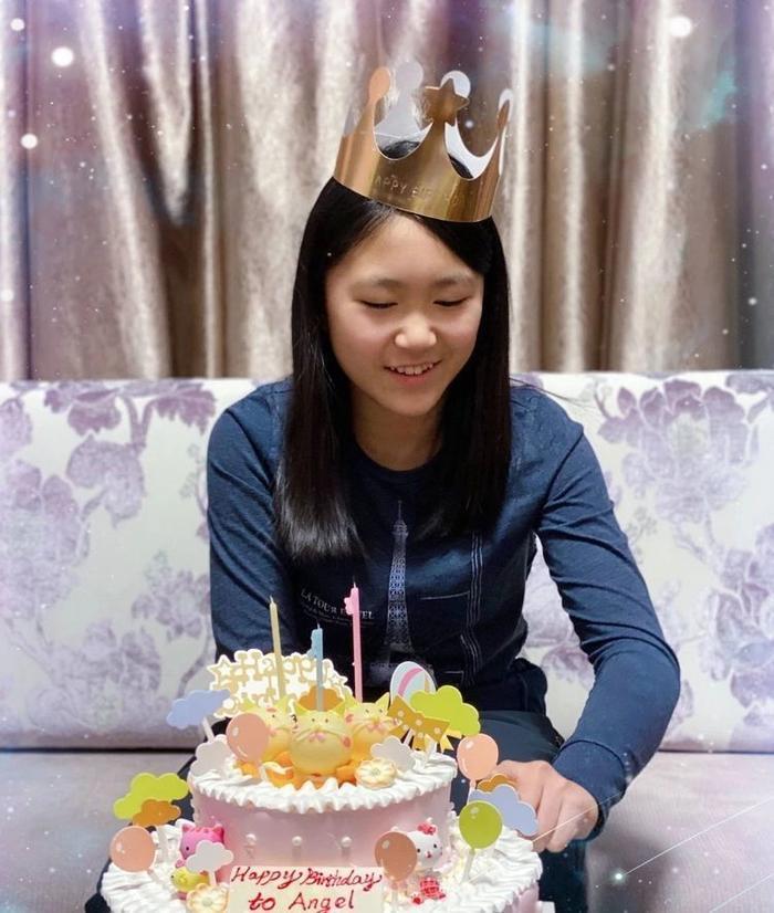 张艺谋一家为女儿庆生,38岁娇妻和13岁女儿像姐妹,两儿子太像爸