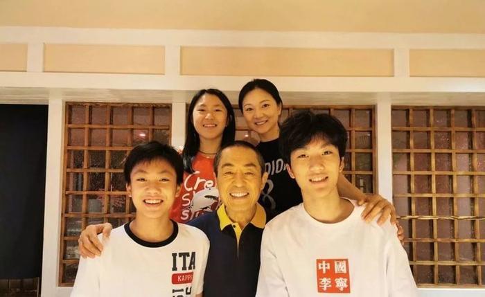 张艺谋一家为女儿庆生,38岁娇妻和13岁女儿像姐妹,两儿子太像爸