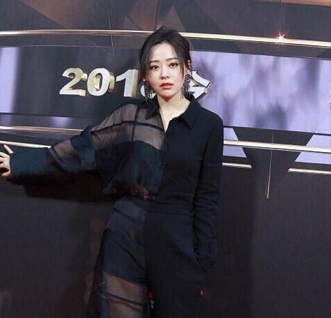 张靓颖这礼服真是潮到起飞!一半薄纱、一半连体,完美的艳压全场