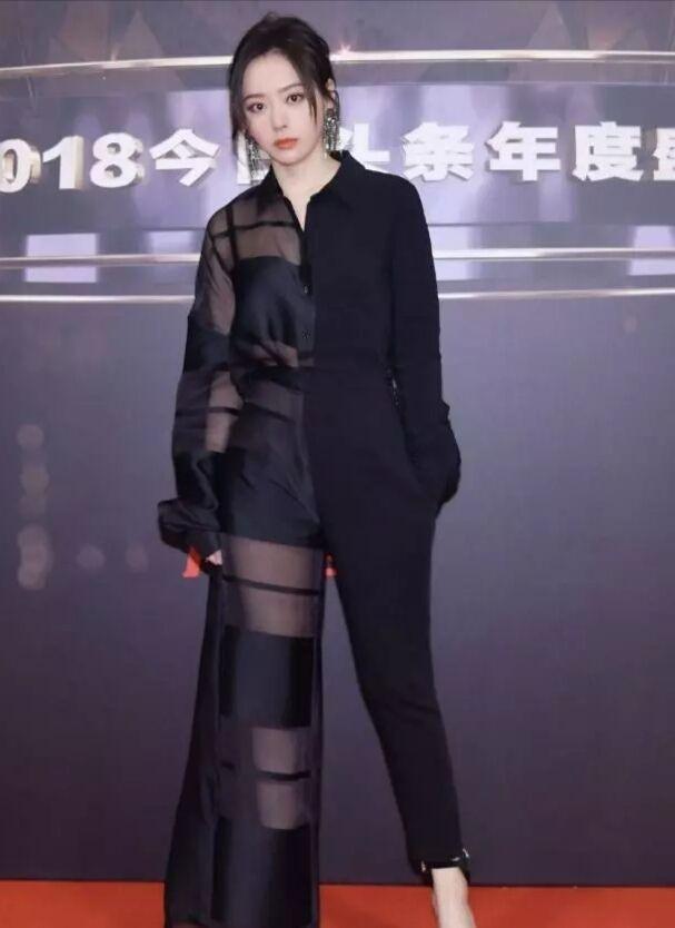 张靓颖这礼服真是潮到起飞!一半薄纱、一半连体,完美的艳压全场