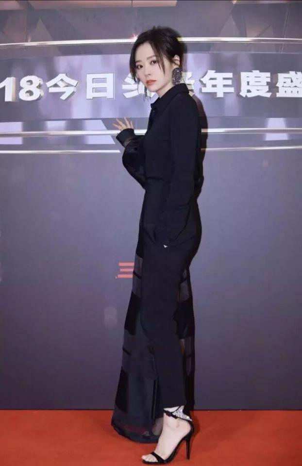 张靓颖这礼服真是潮到起飞!一半薄纱、一半连体,完美的艳压全场