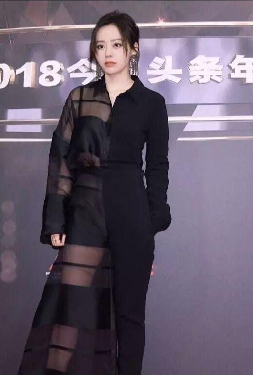 张靓颖这礼服真是潮到起飞!一半薄纱、一半连体,完美的艳压全场