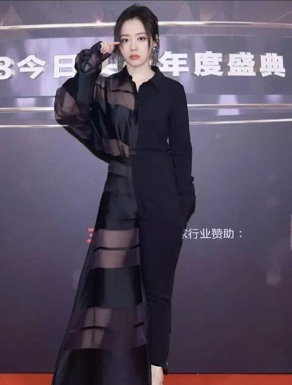 张靓颖这礼服真是潮到起飞!一半薄纱、一半连体,完美的艳压全场