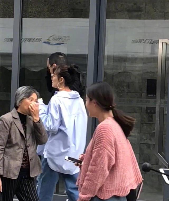 张雨绮和袁巴元携手逛街,这是复合了?知情人给出的答案出乎意料