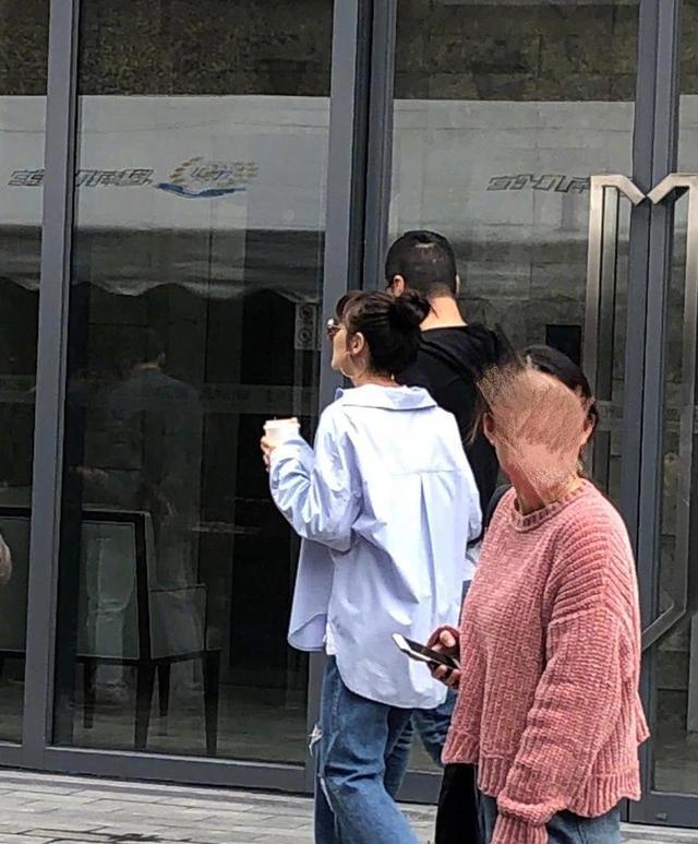 张雨绮和袁巴元携手逛街,这是复合了?知情人给出的答案出乎意料
