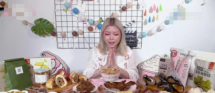 大胃王“鱼子酱”这次要介绍好吃的零食,以下几款你们都吃过了吗