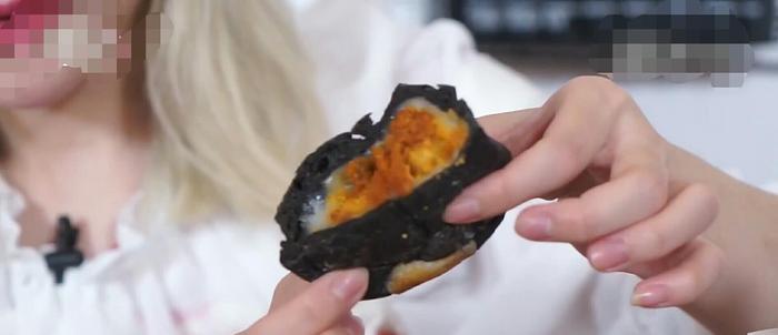 大胃王“鱼子酱”这次要介绍好吃的零食,以下几款你们都吃过了吗