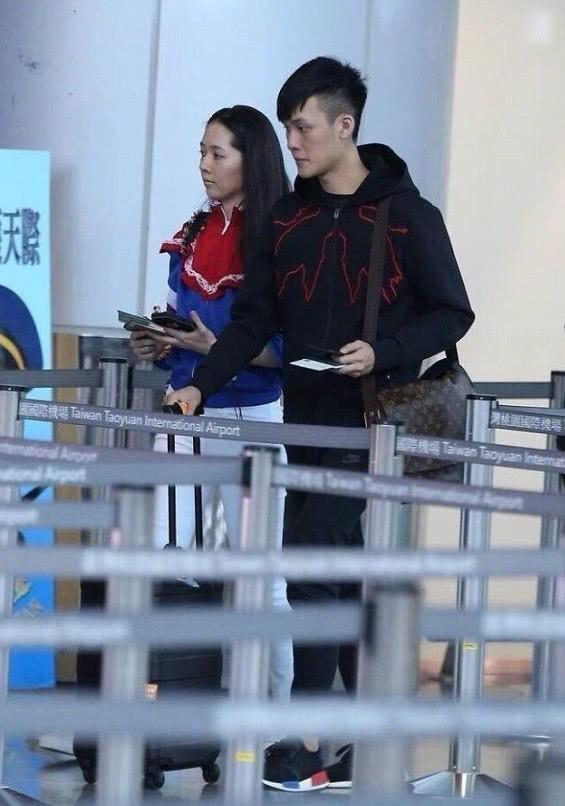 郭碧婷素颜现身机场有些憔悴,仙气全无似路人