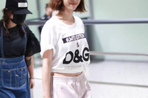 蔡依林机场惊现“鸡爪功”,头戴超大粉色蝴蝶结,一点也不少女!