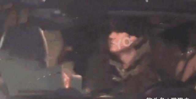 潘粤明尹姝贻深夜约会超甜,全程有说有笑感情稳定似老夫老妻