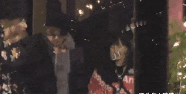 潘粤明尹姝贻深夜约会超甜,全程有说有笑感情稳定似老夫老妻