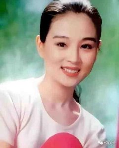 “国民女神”赵明明:生下女儿惨遭丈夫抛弃,如今52岁却还是单身