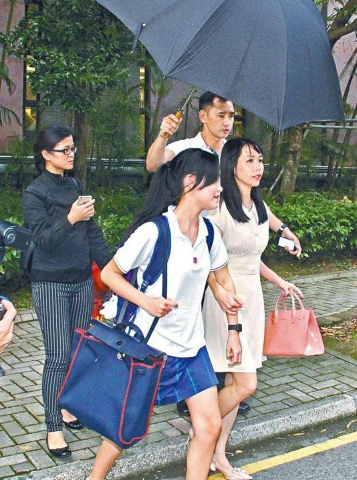 41岁吕丽君和39岁甘比,网友:一个是真笑,一个是强颜欢笑