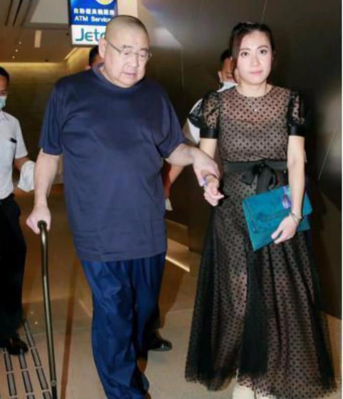 41岁吕丽君和39岁甘比,网友:一个是真笑,一个是强颜欢笑
