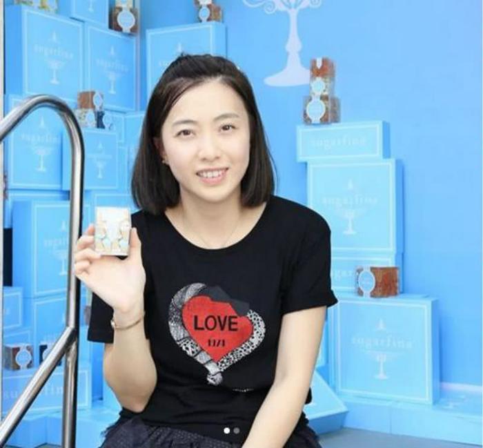41岁吕丽君和39岁甘比,网友:一个是真笑,一个是强颜欢笑