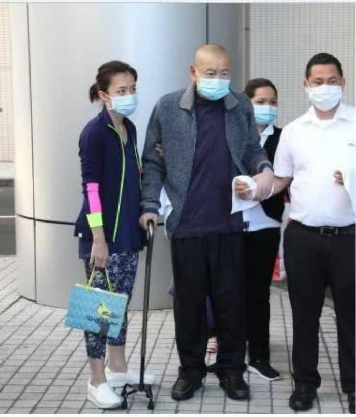 41岁吕丽君和39岁甘比,网友:一个是真笑,一个是强颜欢笑
