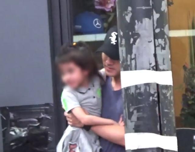 刘恺威有女万事足!为女儿买完开学用品再甜蜜抱5岁女儿出街