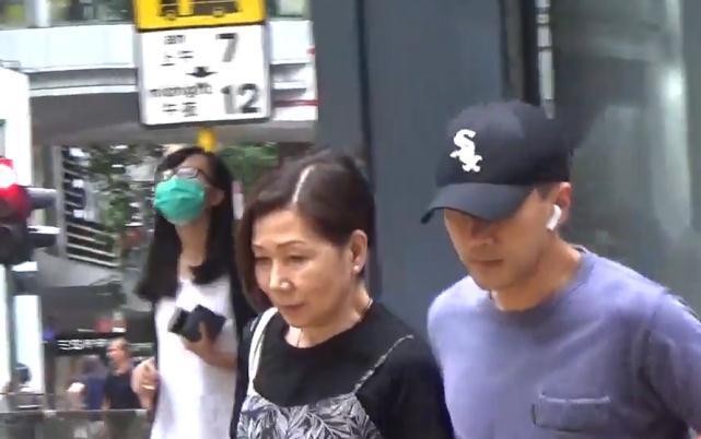 刘恺威有女万事足!为女儿买完开学用品再甜蜜抱5岁女儿出街