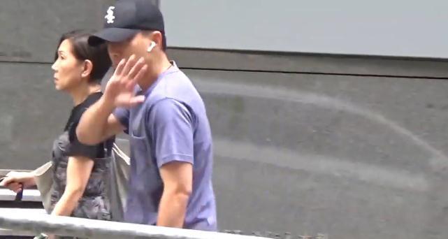 刘恺威有女万事足!为女儿买完开学用品再甜蜜抱5岁女儿出街