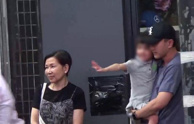 刘恺威有女万事足!为女儿买完开学用品再甜蜜抱5岁女儿出街