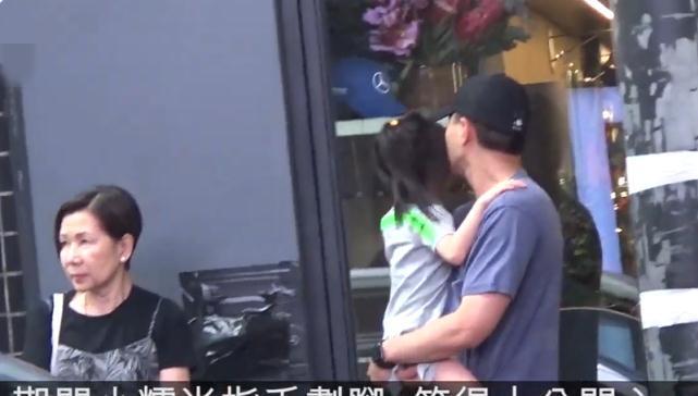 刘恺威有女万事足!为女儿买完开学用品再甜蜜抱5岁女儿出街