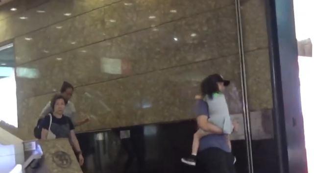 刘恺威有女万事足!为女儿买完开学用品再甜蜜抱5岁女儿出街