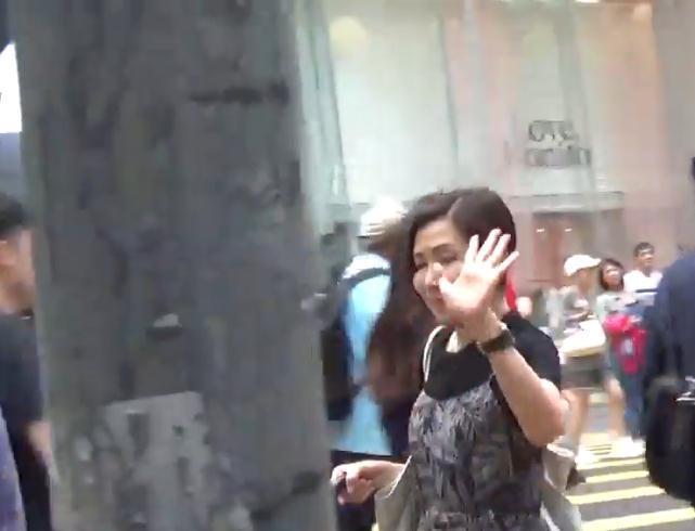 刘恺威有女万事足!为女儿买完开学用品再甜蜜抱5岁女儿出街