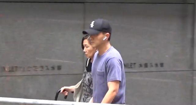 刘恺威有女万事足!为女儿买完开学用品再甜蜜抱5岁女儿出街